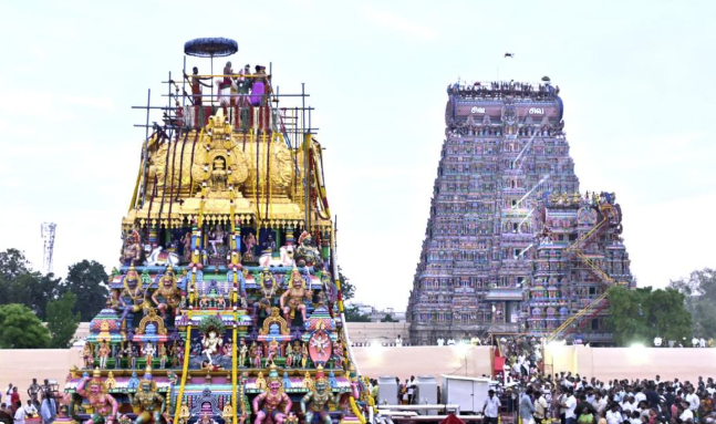 17 ஆண்டுகளுக்குப் பிறகு கோலாகலம்: மதுரை மீனாட்சி அம்மன் கோயிலில் மகா கும்பாபிஷேகம்!